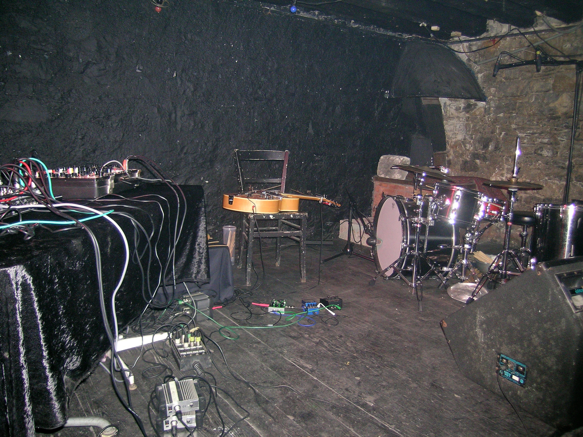 <p>P/B/B (electronic version) pre-set, Cave 12, Geneva, 2004.</p>