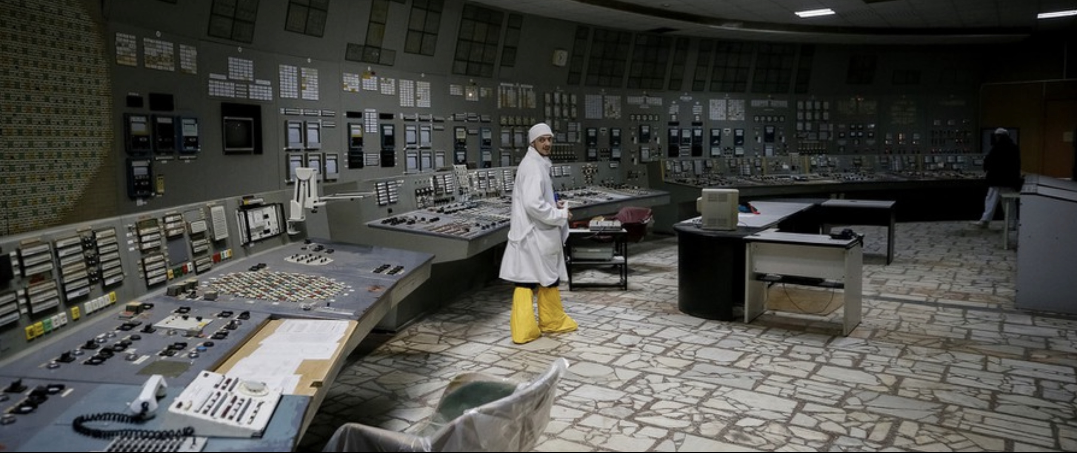 <p>An employee walks at the control centre of the stopped third reactor at the Chernobyl nuclear power plant in Chernobyl, Ukraine April 20, 2018. REUTERS/Gleb Garanich</p>